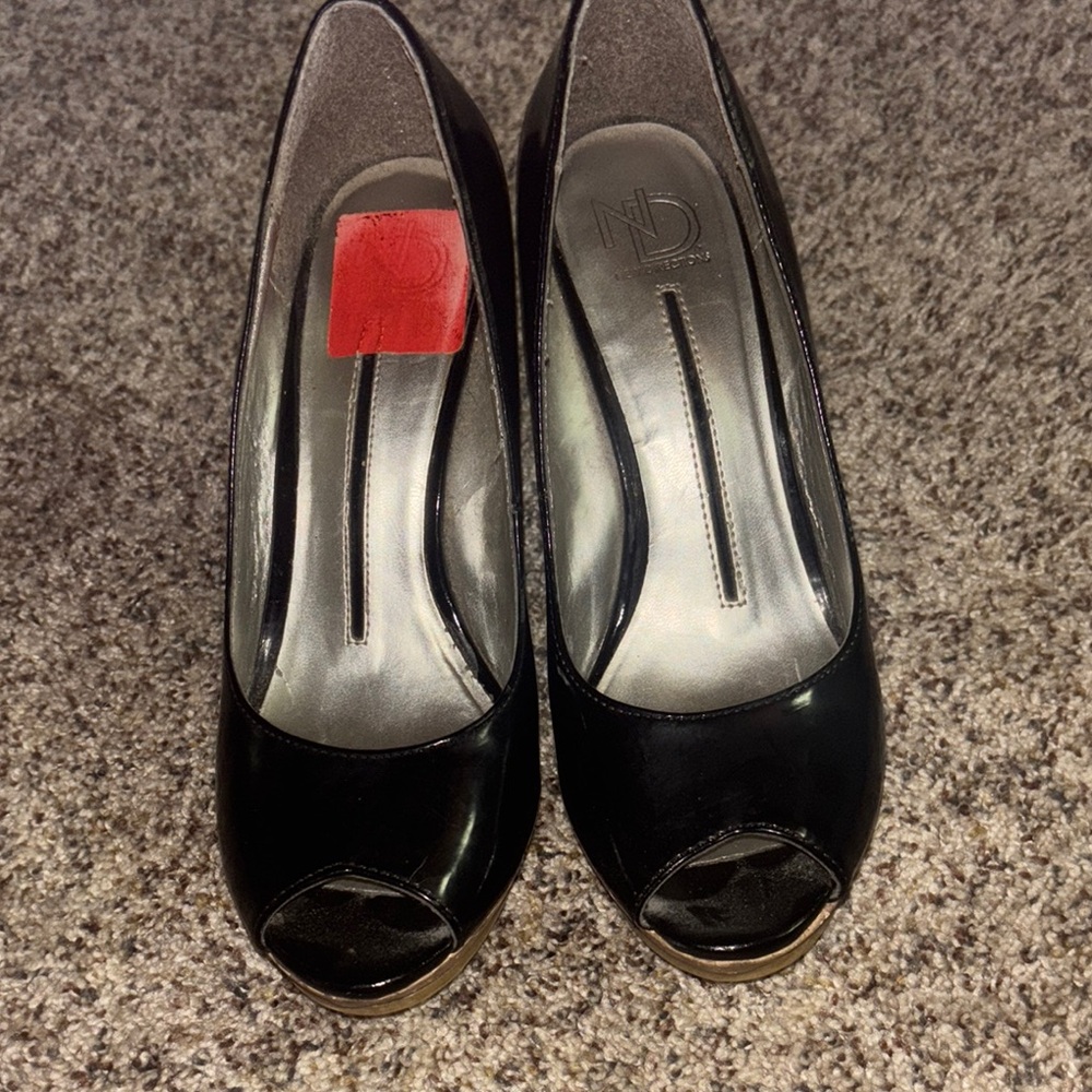 New Directions Black Glossy Peep-Toe Heels